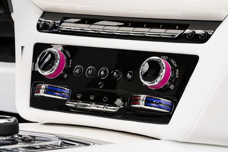 Ở thế hệ mới, Rolls-Royce Ghost thế hệ mới có sự lột xác ở thiết kế với đèn pha LED và đèn hậu LED cá tính, nhìn vào phân biệt được ngay với thế hệ cũ. Bên trong khoang lái, phiên bản Ghost 2021 có chi tiết mang tên gọi Illuminated Fascian với điểm nhấn là 850 vì sao được các kỹ sư của Rolls-Royce tạo hình qua các bóng LED siêu nhỏ cùng dòng chữ Ghost phát sáng đặt ngay bảng táp-lô, trước mặt ghế phụ, chi tiết này tưởng chừng đơn giản nhưng đã mất hơn 2 năm nghiên cứu và phát triển cũng như 10.000 giờ lắp đặt.