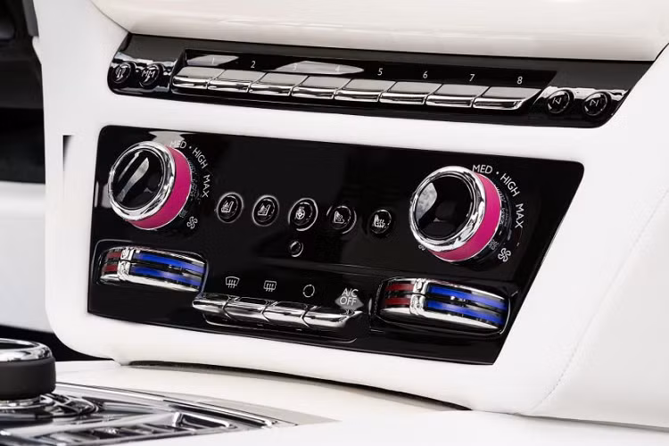 Ở thế hệ mới, Rolls-Royce Ghost thế hệ mới có sự lột xác ở thiết kế với đèn pha LED và đèn hậu LED cá tính, nhìn vào phân biệt được ngay với thế hệ cũ. Bên trong khoang lái, phiên bản Ghost 2021 có chi tiết mang tên gọi Illuminated Fascian với điểm nhấn là 850 vì sao được các kỹ sư của Rolls-Royce tạo hình qua các bóng LED siêu nhỏ cùng dòng chữ Ghost phát sáng đặt ngay bảng táp-lô, trước mặt ghế phụ, chi tiết này tưởng chừng đơn giản nhưng đã mất hơn 2 năm nghiên cứu và phát triển cũng như 10.000 giờ lắp đặt.