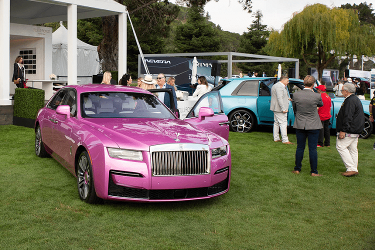 Tại triển lãm The Quail 2021, hãng xe siêu sang Anh quốc, Rolls-Royce đã giới thiệu màu sơn Bespoke hồng Friskee Pink trên mẫu xe Ghost 2021 đã khiến không ít phái đẹp bị xiêu lòng và có không ít người chốt cọc để sớm sở hữu chiếc xe Rolls-Royce Ghost thế hệ mới với màu sơn đặc biệt này.