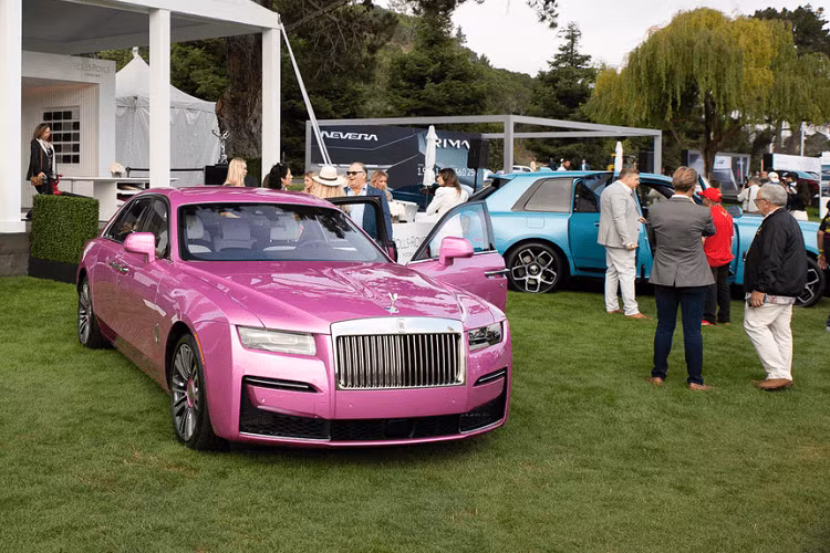 Tại triển lãm The Quail 2021, hãng xe siêu sang Anh quốc, Rolls-Royce đã giới thiệu màu sơn Bespoke hồng Friskee Pink trên mẫu xe Ghost 2021 đã khiến không ít phái đẹp bị xiêu lòng và có không ít người chốt cọc để sớm sở hữu chiếc xe Rolls-Royce Ghost thế hệ mới với màu sơn đặc biệt này.