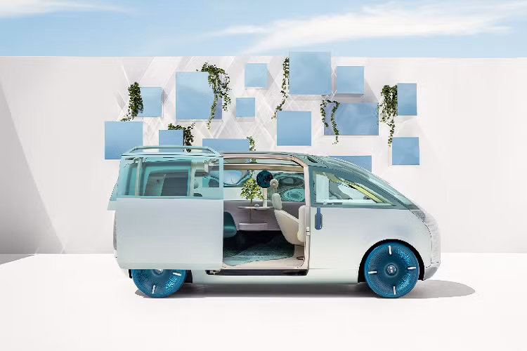 Trưởng bộ phận thiết kế của MINI, Oliver Heilmer cho biết ông cảm thấy điều quan trọng là người dùng phải trải nghiệm thực tế chiếc MINI Vision Urbanaut hoàn toàn mới để có được cái nhìn một cách toàn diện. Đồng thời, đây cũng chính là lý do tại sao thương hiệu đã tạo ra một mô hình với kích thước thực tế để đem lại những trải nghiệm dành cho người dùng và thu thập những ý kiến của họ và hoàn thiện, phát triển thêm cho mẫu xe này.