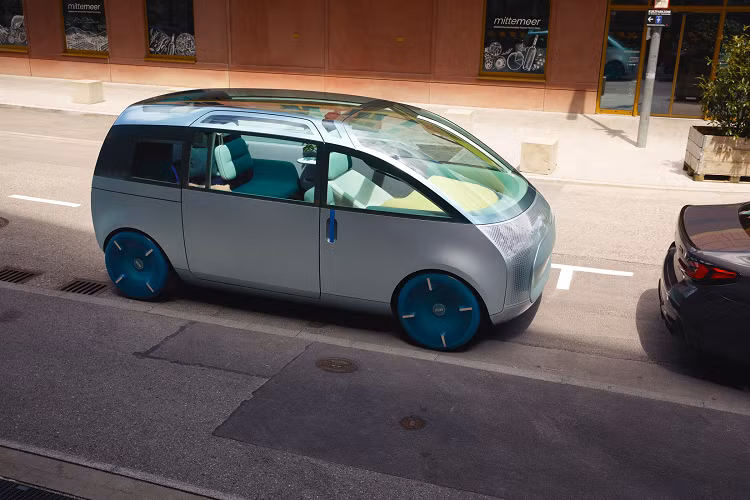 Phần bánh xe được hoàn thiện trong màu Ocean Wave với dạng trong suốt và được chiếu sáng từ bên trong và thay đổi hình dáng trên mặt bánh xe để thông báo trạng thái của chiếc xe cho những người tham gia giao thông khác. Mẫu Concept ấn tượng này sẽ sớm xuất hiện trước công chúng và cung cấp những trải nghiệm thú vị nhất có thể cũng như thể hiện tầm nhìn thú vị của thương hiệu ôtô MINI năng động đối với những mẫu xe khác biệt trong tương lai.