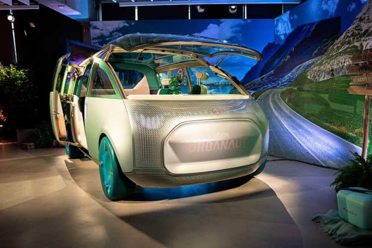 Vào năm nay, những ý tưởng này đã được đưa vào thế giới thực với nguyên mẫu đầu tiên đã được sản xuất. Tập đoàn BMW vừa qua đã công bố bản concept đầu tiên trên thực tế của chiếc xe MINI Vision Urbanaut điện và sẽ cho phép người dùng tham gia khám phá và trải nghiệm sâu hơn với thiết kế độc đáo cùng những vật liệu thiết kế xanh. Nguyên mẫu đầu tiên này sẽ được ra mắt thế giới vào ngày 1/7/2021 tại sự kiện DLD Summer.