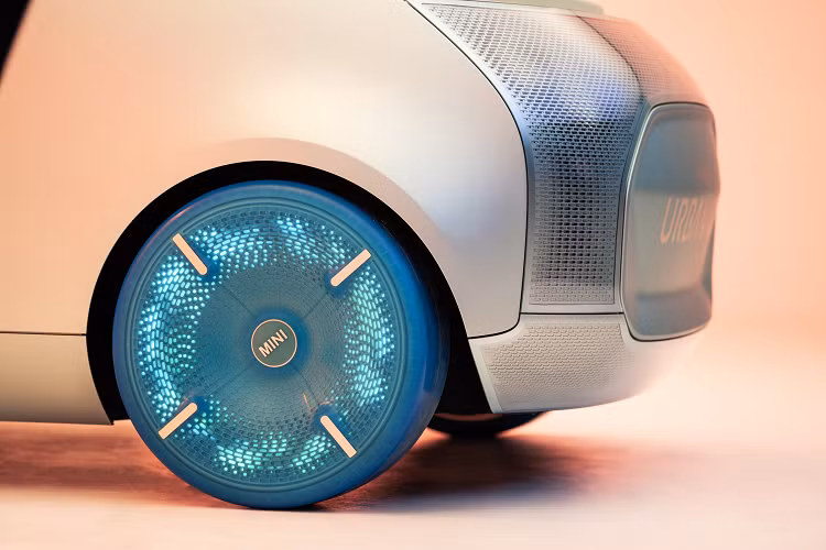 MINI phát triển mẫu xe này dựa trên triết lý tương lai “MINI Moment”, bởi lẽ thương hiệu luôn coi mình sẽ là một người đồng hành và một “trợ thủ” đắc lực trong những khoảng thời gian không thể nào quên của mỗi trải nghiệm. Chiếc MINI này có thể đem tới những trạng thái dựa trên các chế độ, theo đó đồng thời giúp điều chỉnh màu sắc và trạng thái quanh xe để đem lại trải nghiệm thú vị nhất.