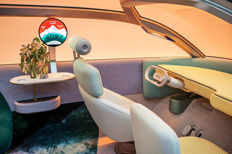 Chế độ Wanderlust là chế độ duy nhất mà MINI Vision Urbanaut được điều khiển hoặc lái xe với các chức năng lái xe tự động. Ở tính năng này, nội thất của xe trở thành chỗ lý tưởng để người ngồi có thể ngắm nhìn, thưởng lãm cảnh đẹp xung quanh trong một chuyến đi dài.