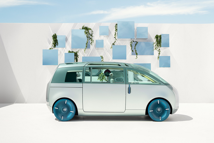 Chiếc xe sở hữu thiết kế tổng thể cực tối giản và ấn tượng với hình khối nhằm tạo ra một khoang nội thất rộng rãi, thoải mái. Ngoài ra, diện mạo tổng thể của xe cũng được hiện đại hóa với lưới tản nhiệt hiện đại cùng đèn chiếu sáng tích hợp lưới tản nhiệt của MINI với dạng đèn ma trận hiện hiển thị đồ họa nhiều màu để truyền tải các cảnh khác nhau.