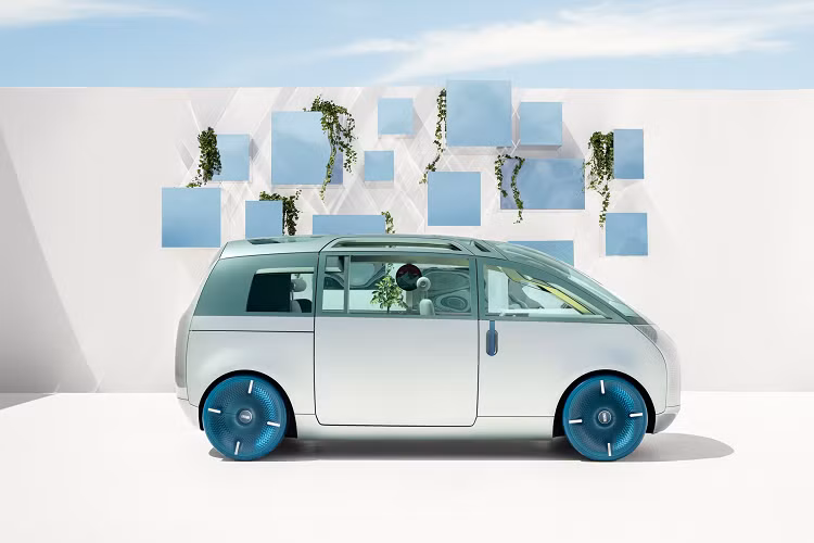 Chiếc xe sở hữu thiết kế tổng thể cực tối giản và ấn tượng với hình khối nhằm tạo ra một khoang nội thất rộng rãi, thoải mái. Ngoài ra, diện mạo tổng thể của xe cũng được hiện đại hóa với lưới tản nhiệt hiện đại cùng đèn chiếu sáng tích hợp lưới tản nhiệt của MINI với dạng đèn ma trận hiện hiển thị đồ họa nhiều màu để truyền tải các cảnh khác nhau.