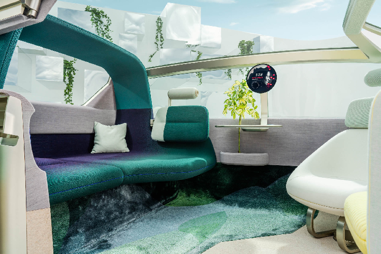 Trạng thái “Chill” sẽ điều khiển cho xe dừng lại và giúp hành khách có thể nghỉ ngơi. Chiếc xe trở thành một nơi nghỉ dưỡng, một nơi trú ẩn và có thể thư giãn hoặc làm việc với toàn bộ sự tập trung. Khu vực băng ghế sau có thể đem tới nhiều vị trí ngồi và nằm khác nhau, phần đèn nền phía trên của xe có vẻ ngoài lấy cảm hứng từ tán rừng xanh và cũng có thể được làm mờ để tạo không gian riêng tư. Ở khu vực trung tâm, thiết bị hình tròn có thể gập xuống để trở thành đèn bàn, loại bỏ các phần màn hình hoặc các công tắc khác nhau.