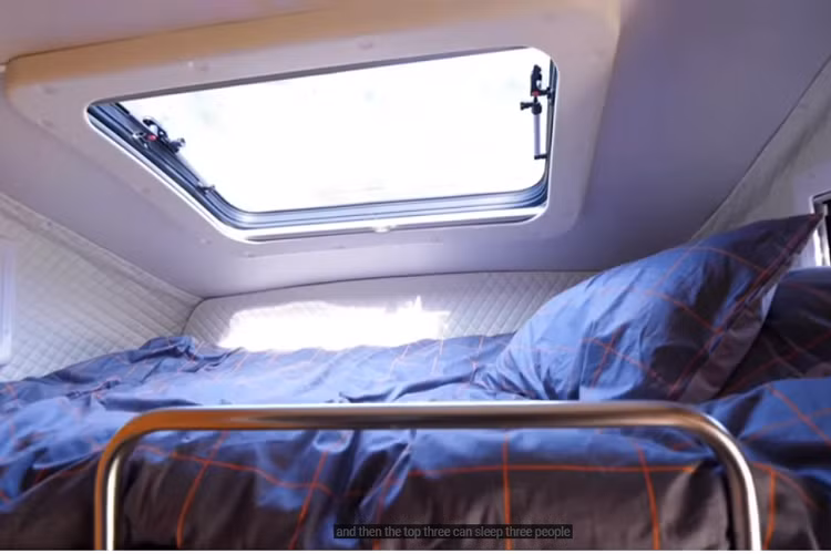 Khu vực tầng 2 mang tới không gian thoáng đãng và một khu vực lý tưởng để nhìn ngắm cảnh vật.