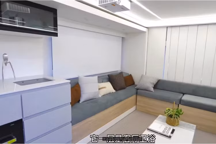 Bước vào bên trong, Maxus Life Home V90 Villa Edition 2021 mới cho thấy nhiều tính năng sang trọng. Cụ thể, nội thất có các cửa sổ lớn ở mỗi bên, và các phần này có thể trượt ra ngoài để tạo ra không gian sống rộng 20 mét vuông. Trong các bức ảnh công bố chính thức, công ty cho thấy nội thất với đồ đạc hiện đại, vuông vắn và tông màu trung tính, qua đó tạo nên một bầu không khí dễ chịu.