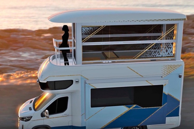 Nếu như vậy là chưa đủ đặc biệt, mẫu xe SAIC của Trung Quốc này còn tích hợp một thang máy để tiện lên tầng 2. Nhìn từ bên ngoài, chiếc Maxus này trông giống như một chiếc RV dựa trên van thông thường. Điểm nổi bật nhất ở ngoại thất là hệ thống đèn LED lớn để chiếu sáng khu vực phía sau xe.