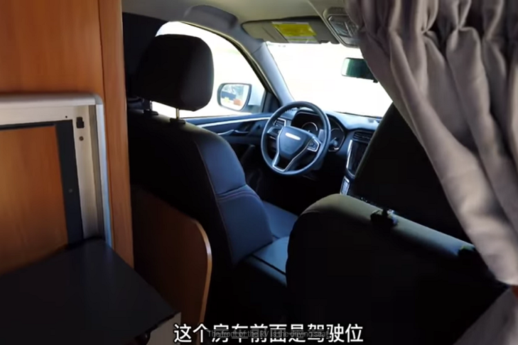 Nhà bếp trong xe có đủ bếp nấu và lò nướng, vì vậy bạn có thể làm một bữa tối thịnh soạn ở mọi nơi. Hơn nữa, người dùng cũng sẽ có một tủ lạnh và bồn rửa tiện lợi, trong khi buồng tắm với vòi hoa sen được đặt ở phía sau.