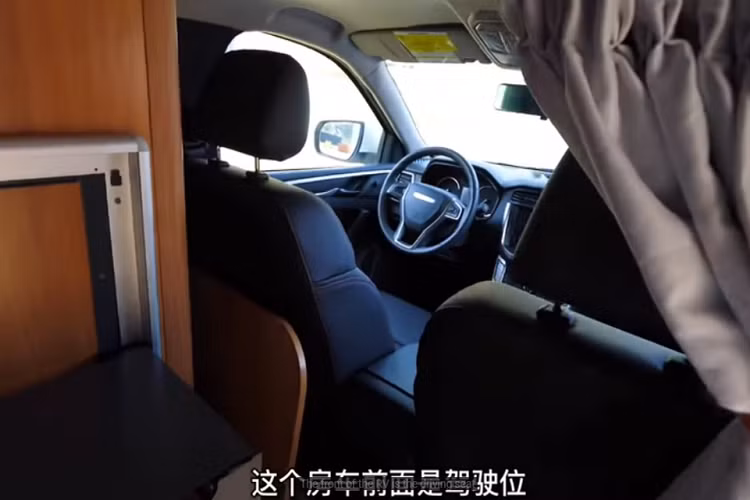 Nhà bếp trong xe có đủ bếp nấu và lò nướng, vì vậy bạn có thể làm một bữa tối thịnh soạn ở mọi nơi. Hơn nữa, người dùng cũng sẽ có một tủ lạnh và bồn rửa tiện lợi, trong khi buồng tắm với vòi hoa sen được đặt ở phía sau.