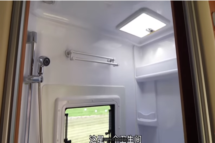 Theo nhà sản xuất, tầng 2 của xe có diện tích 12,4 mét vuông, và mái hiên phía trên được chiếu sáng để hành khách có thể thư giãn cả đêm.