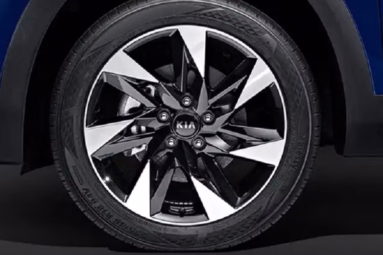 Một số trang bị tiện nghi khác của xe gồm hệ thống âm thanh cao cấp từ Bose, sạc không dây, điều hoà tự động, cửa sổ trời, khởi động từ xa hay đèn pha tự động và chức năng hỗ trợ giữ làn.