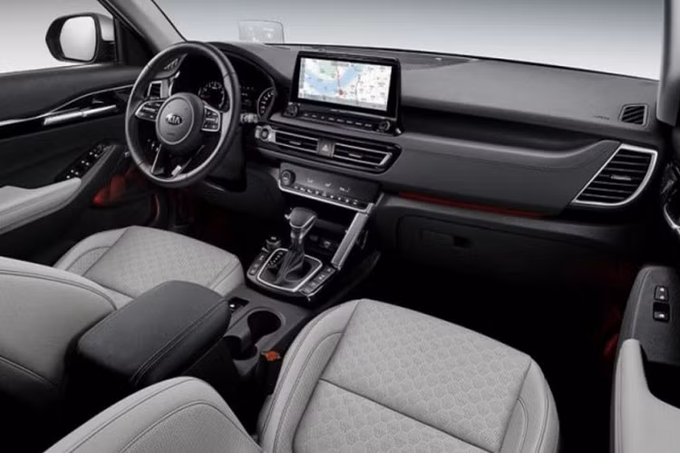 Đối với khoang cabin, Kia Seltos Gravity Edition 2021 được bán ra với trang bị ghế bọc da màu xám, trang bị này sẽ không xuất hiện trên bản thông thường.