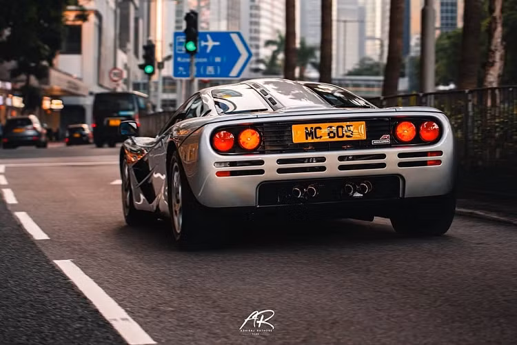 Đây là 1 trong 106 chiếc siêu xe McLaren F1 được sản xuất trên thế giới và chiếc hiếm hoi được nhìn thấy đăng lý biển số ở Hồng Kông, Khu vực hành chính đặc biệt của Trung Quốc. Ước tính siêu xe McLaren F1 có giá lăn bánh trên 200 tỷ đồng ở Hương Cảng. Lý do những chiếc siêu xe McLaren F1 luôn có giá bán hàng trăm tỷ đồng dù thuộc xe đã qua sử dụng chính là việc nội thất xe có 3 ghế ngồi rất phong cách với ghế lái đặt chính giữa, bên cạnh đó, khoang động cơ mạ vàng của McLaren F1 cũng là thứ gây thích thú với chủ nhân.