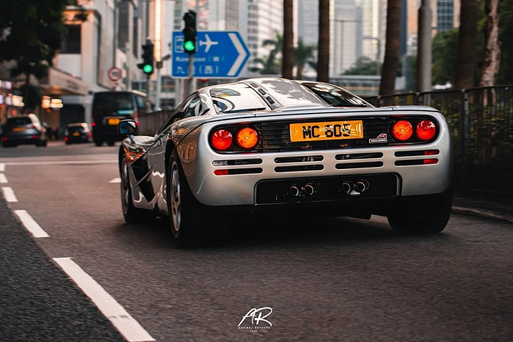 Đây là 1 trong 106 chiếc siêu xe McLaren F1 được sản xuất trên thế giới và chiếc hiếm hoi được nhìn thấy đăng lý biển số ở Hồng Kông, Khu vực hành chính đặc biệt của Trung Quốc. Ước tính siêu xe McLaren F1 có giá lăn bánh trên 200 tỷ đồng ở Hương Cảng. Lý do những chiếc siêu xe McLaren F1 luôn có giá bán hàng trăm tỷ đồng dù thuộc xe đã qua sử dụng chính là việc nội thất xe có 3 ghế ngồi rất phong cách với ghế lái đặt chính giữa, bên cạnh đó, khoang động cơ mạ vàng của McLaren F1 cũng là thứ gây thích thú với chủ nhân.