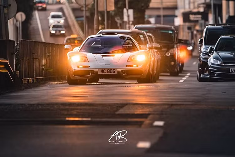 Nội thất của một siêu xe McLaren F1, trong đó, ghế lái đặt chính giữa, 2 ghế hành khách dịch về sau