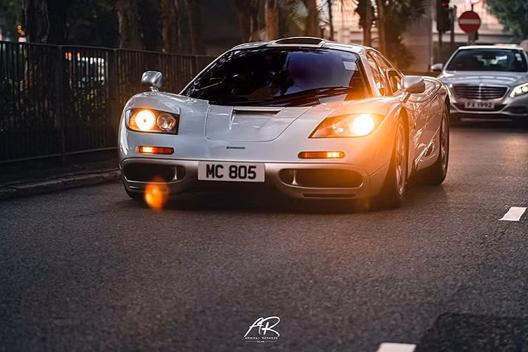 Quốc vương Brunei từng là người nắm giữ số lượng siêu xe McLaren F1 nhiều nhất trên thế giới với ước tính khoảng 10 chiếc. Hiện giá xe McLaren F1 không dưới 8 triệu đô la. Có chiếc được bán với mức giá trên 20 triệu đô la. Chính vì thế, sự xuất hiện của một chiếc siêu xe McLaren F1 tại Hồng Kông đã khiến giới mê xe nước này không khỏi vui mừng.