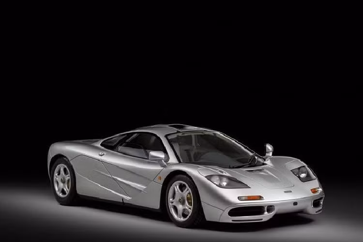 McLaren F1 được trang bị khối động cơ V12, dung tích 6.1 lít, sản sinh công suất 618 mã lực và mô-men xoắn cực đại 650 Nm. Xe được trang bị hộp số sàn 6 cấp.