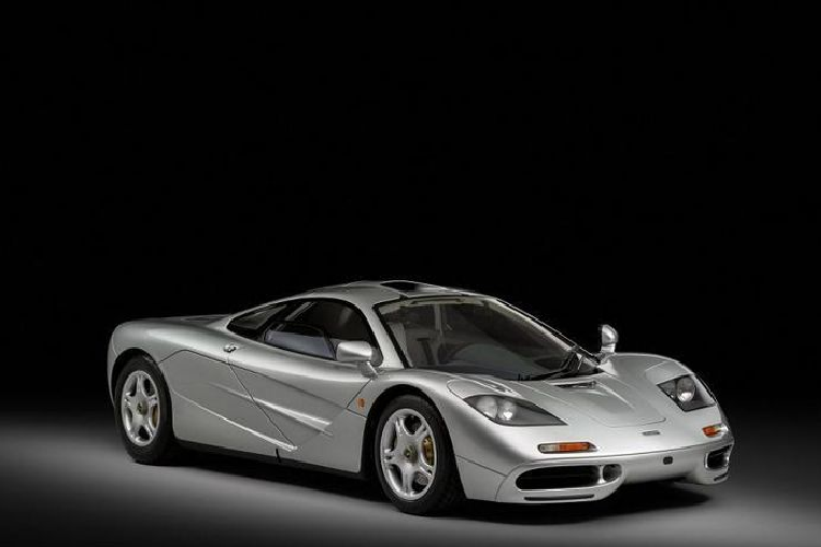 McLaren F1 được trang bị khối động cơ V12, dung tích 6.1 lít, sản sinh công suất 618 mã lực và mô-men xoắn cực đại 650 Nm. Xe được trang bị hộp số sàn 6 cấp.