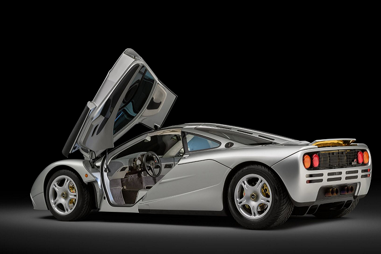 Vào năm 2017, Tạp chí Top Gear từng công bố McLaren F1 là một trong những chiếc xe hút khí tự nhiên nhanh nhất hiện có trên thế giới cùng với những chiếc xe hiện đại hơn như Ferrari Enzo và Aston Martin One-77, mặc dù McLaren F1 hàng hiếm được sản xuất và chế tạo trước Ferrari Enzo đến 10 năm và trước Aston Martin One-77 là khoảng 17 năm.