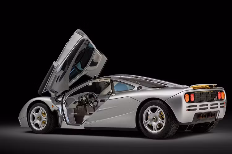 Vào năm 2017, Tạp chí Top Gear từng công bố McLaren F1 là một trong những chiếc xe hút khí tự nhiên nhanh nhất hiện có trên thế giới cùng với những chiếc xe hiện đại hơn như Ferrari Enzo và Aston Martin One-77, mặc dù McLaren F1 hàng hiếm được sản xuất và chế tạo trước Ferrari Enzo đến 10 năm và trước Aston Martin One-77 là khoảng 17 năm.