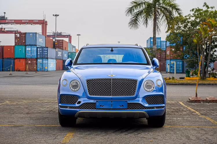 Ngoài việc thuộc bản kỷ niệm 100 năm thì chiếc Bentley Bentayga V8 đời 2019 "xấu số" này còn sở hữu màu sơn xanh dương Neptune cực hiếm tại Việt Nam. Nhiều người đoán rằng chiếc xe gặp trục trặc về giấy tờ nên đến nay vẫn chưa thể thông quan, nhưng sự thật ra sao thì không ai chắc chắn được.