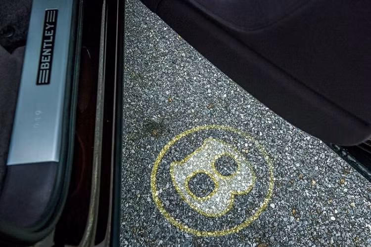 Giá xe Bentley Bentayga V8 bản cũ theo diện phân phối chính hãng từng được Bộ Tài Chính công bố mức tính giá lệ phí trước bạ từ 12,09 tỷ đến 16,1 tỷ đồng cho 3 phiên bản là 4 chỗ ngồi, 5 chỗ và đắt nhất là dòng xe SUV siêu sang Bentley Bentayga V8 phiên bản 7 chỗ ngồ