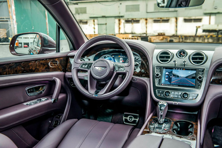 Như đã biết, Bentley Bentayga V8 là mẫu xe sở hữu hệ thống phanh carbon-gốm có kích thước lớn nhất thế giới với đường kính lên đến 440 mm. Về truyền động, Bentley Bentayga V8 bản cũ được trang bị động cơ xăng V8 tăng áp kép 4.0L sản sinh ra công suất 542 mã lực và mô-men xoắn cực đại 770 Nm, giúp xe tăng tốc từ 0 - 100 km/h chỉ trong 4,5 giây trước khi cán tốc độ tối đa 289 km/h.