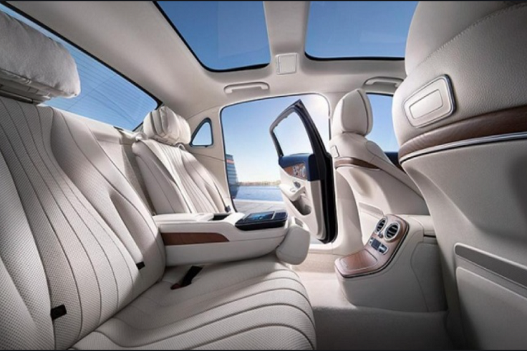 Thứ hai là động cơ diesel 4 xi-lanh, dung tích 3.0L, có công suất tối đa 258 mã lực tại tua máy 3.400 vòng/phút và mô-men xoắn cực đại 620 Nm. Cả hai động cơ đều kết hợp với hộp số tự động 9G-Tronic 9 cấp.