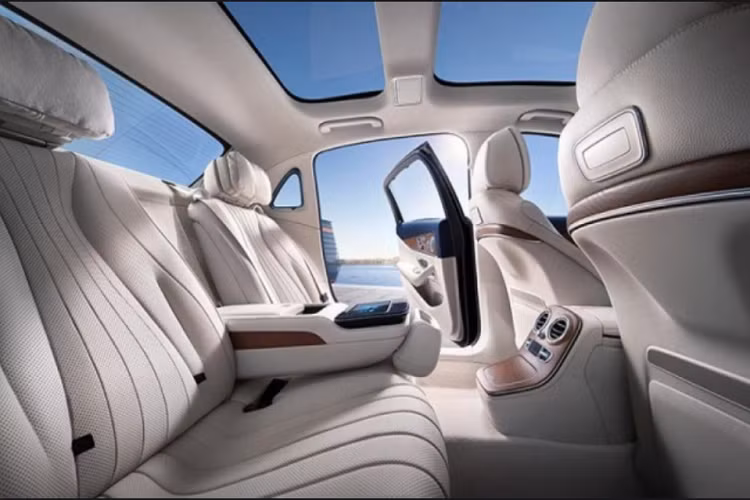 Thứ hai là động cơ diesel 4 xi-lanh, dung tích 3.0L, có công suất tối đa 258 mã lực tại tua máy 3.400 vòng/phút và mô-men xoắn cực đại 620 Nm. Cả hai động cơ đều kết hợp với hộp số tự động 9G-Tronic 9 cấp.