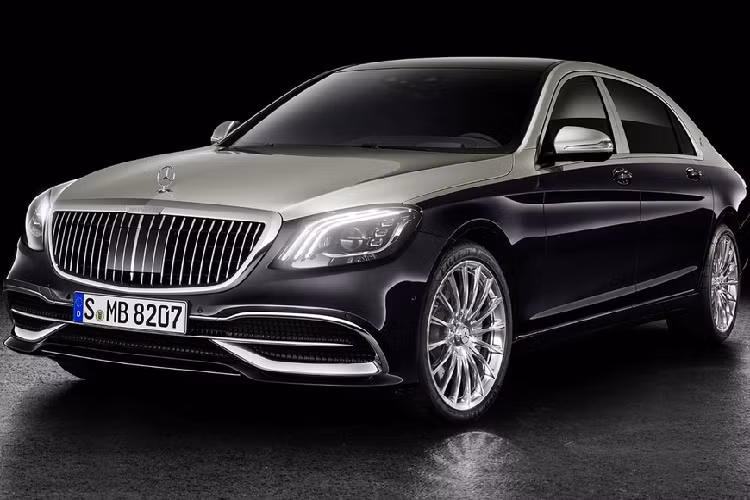 Cách đây vài ngày, một chiếc Mercedes-Benz E-Class L độ Mercedes-Maybach S-Class đã bị bắt gặp tại cây xăng ở thành phố Faridabad, bang Haryana, Ấn Độ. Ngoài bộ body kit mua từ Trung Quốc, chủ sở hữu của chiếc Mercedes-Benz E-Class L còn bổ sung màu sơn ngoại thất phối 2 màu theo phong cách của Mercedes-Maybach S-Class cho xe. Bên cạnh đó là bộ vành hợp kim đa chấu và logo V12 ở chắn bùn trước giống với Mercedes-Maybach S-Class.