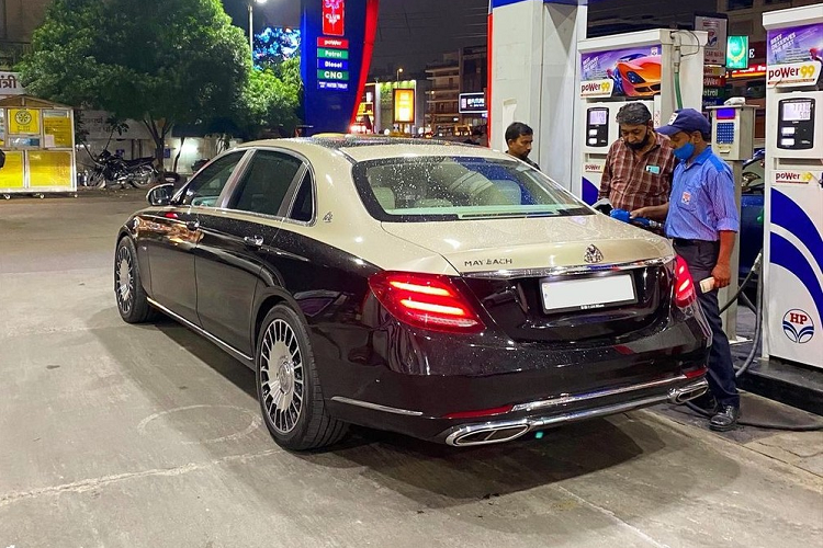 Nhìn bên ngoài, chiếc Mercedes-Benz E-Class L độ Mercedes-Maybach S-Class trông khá thuyết phục. Nếu nhìn không kỹ, nhiều người sẽ tưởng rằng đây chính là Mercedes-Maybach S-Class "xịn". Với những ai tinh mắt hơn thì có thể sẽ nhận ra sự khác biệt vì Mercedes-Maybach S-Class có kích thước lớn hơn và trông sang trọng hơn chiếc Mercedes-Benz E-Class L lắp body kit này.
