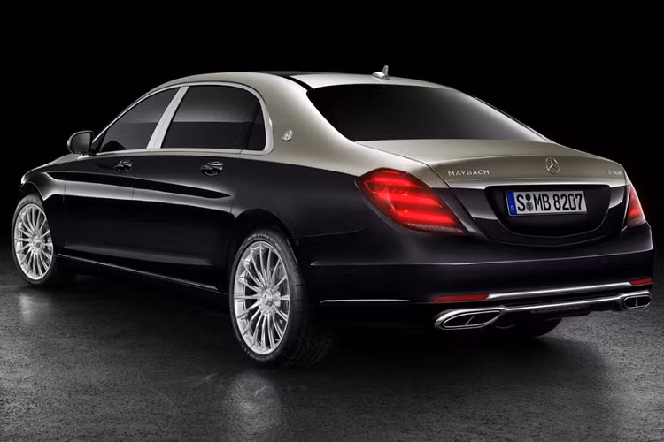 Động cơ của chiếc Mercedes-Benz E-Class L độ đương nhiên cũng không thể mạnh mẽ như Mercedes-Maybach S-Class. Ở phiên bản cũ, Mercedes-Benz E-Class L tại thị trường Ấn Độ có 2 tùy chọn động cơ.