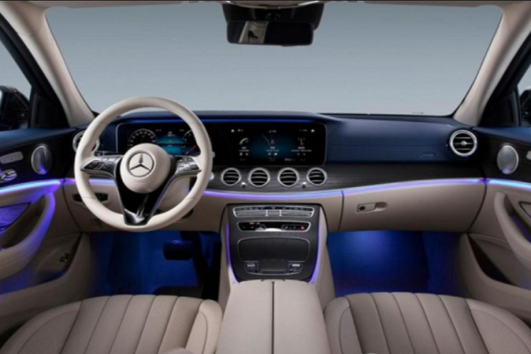 Đầu tiên là động cơ xăng 4 xi-lanh, dung tích 2.0L với công suất tối đa 184 mã lực tại tua máy 5.500 vòng/phút và mô-men xoắn cực đại 300 Nm tại dải tua máy từ 1.200 - 4.000 vòng/phút.