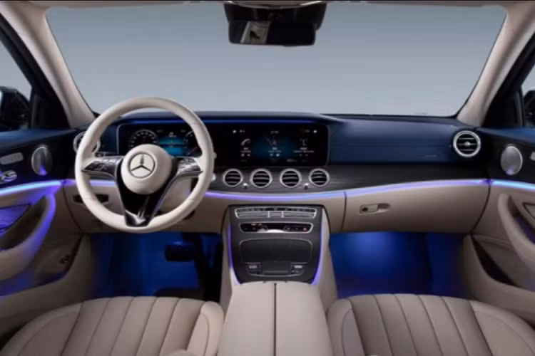 Đầu tiên là động cơ xăng 4 xi-lanh, dung tích 2.0L với công suất tối đa 184 mã lực tại tua máy 5.500 vòng/phút và mô-men xoắn cực đại 300 Nm tại dải tua máy từ 1.200 - 4.000 vòng/phút.