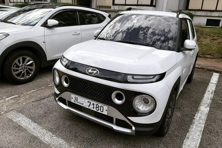 Tại thị trường Hàn Quốc, xe được chia thành 6 bản trang bị. Đầu tiên là 3 bản Smart, Modern và Inspiration dùng động cơ hút khí tự nhiên. Mức giá xe Hyundai Casper 2022 dao động từ 13,85 - 18,7 triệu Won (khoảng 269 - 363 triệu đồng). Trong khi đó, giá bán của 3 bản Active dùng động cơ tăng áp sẽ dao động từ 14,8 - 19,6 triệu Won (288 - 381 triệu đồng).