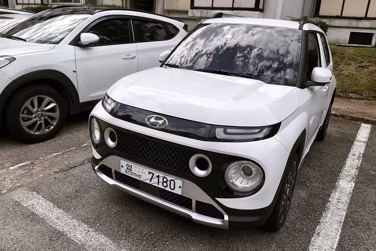 Tại thị trường Hàn Quốc, xe được chia thành 6 bản trang bị. Đầu tiên là 3 bản Smart, Modern và Inspiration dùng động cơ hút khí tự nhiên. Mức giá xe Hyundai Casper 2022 dao động từ 13,85 - 18,7 triệu Won (khoảng 269 - 363 triệu đồng). Trong khi đó, giá bán của 3 bản Active dùng động cơ tăng áp sẽ dao động từ 14,8 - 19,6 triệu Won (288 - 381 triệu đồng).