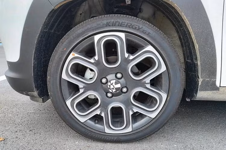 Không chỉ nhỏ bé, Hyundai Casper 2022 còn có thiết kế ngoại thất khá xinh xắn. Ở đầu xe, mẫu SUV hạng A được trang bị lưới tản nhiệt hình học sơn màu bạc, đèn báo rẽ nằm bên trên đèn pha, đèn pha nằm trong hốc hình tròn, được bao quanh bằng dải đèn LED định vị ban ngày và tấm ốp gầm giả màu bạc khá rộng.