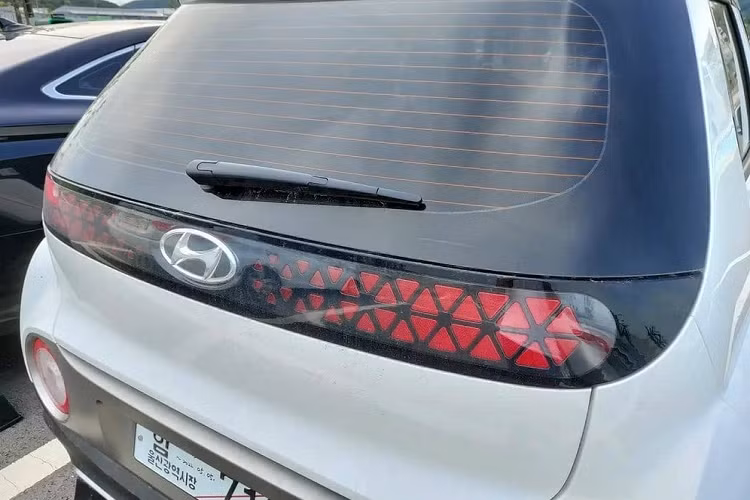 Vì có kích thước nhỏ nên Hyundai Casper 2022 chỉ được trang bị nội thất 4 chỗ ngồi bên trong xe. Trong đó, hàng ghế sau của xe có thể dịch chuyển lên/xuống trong khoảng 160 mm và ngả 39 độ. Đằng sau là khoang hành lý có thể tích 301 lít nếu hàng ghế thứ hai dịch lên phía trước.