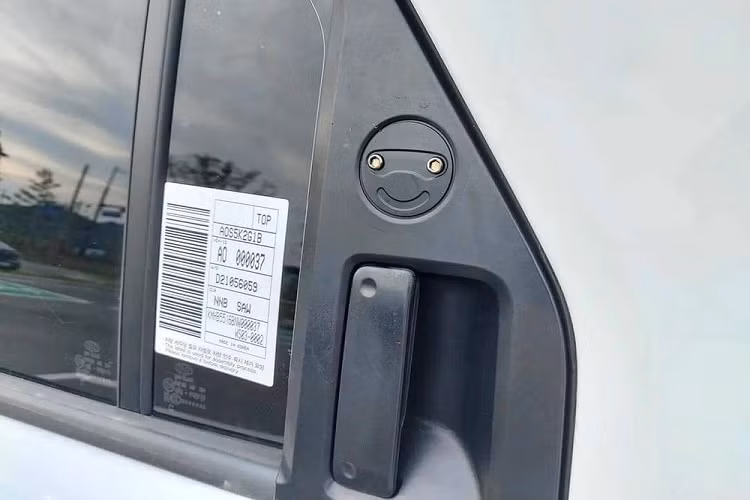 Tiếp đến là gầm khá cao, baga nóc và tay nắm cửa sau được đặt trên cột C. Vòng ra phía sau, chúng ta còn thấy cửa cốp rộng, đèn hậu với tạo hình dạng hình học giống lưới tản nhiệt và đèn báo rẽ hình tròn khá lớn trên cản va.