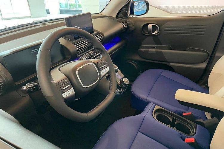 Tuy là SUV hạng A giá rẻ nhưng Hyundai Casper 2022 vẫn được trang bị khá đầy đủ với màn hình thông tin giải trí khá lớn nằm độc lập trên mặt táp-lô, bảng đồng hồ kỹ thuật số, tính năng ra lệnh bằng giọng nói và cửa sổ trời. Thêm vào đó là vô lăng vát đáy thể thao và cụm điều khiển trung tâm tách rời khỏi bệ tì tay.