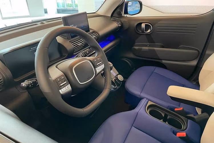 Tuy là SUV hạng A giá rẻ nhưng Hyundai Casper 2022 vẫn được trang bị khá đầy đủ với màn hình thông tin giải trí khá lớn nằm độc lập trên mặt táp-lô, bảng đồng hồ kỹ thuật số, tính năng ra lệnh bằng giọng nói và cửa sổ trời. Thêm vào đó là vô lăng vát đáy thể thao và cụm điều khiển trung tâm tách rời khỏi bệ tì tay.