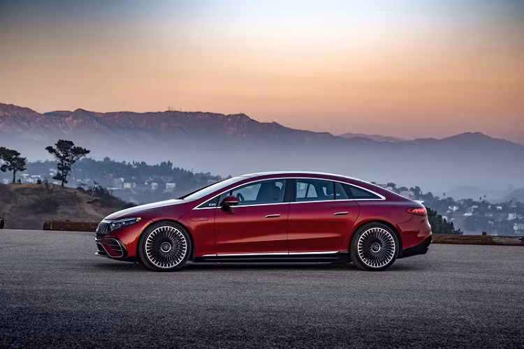 Mercedes-AMG đã mở bán EQS 53 4Matic+ tại thị trường Anh Quốc, những chiếc xe đầu tiên dự kiến sẽ được bàn giao đến tay khách hàng vào tháng 4/2022.