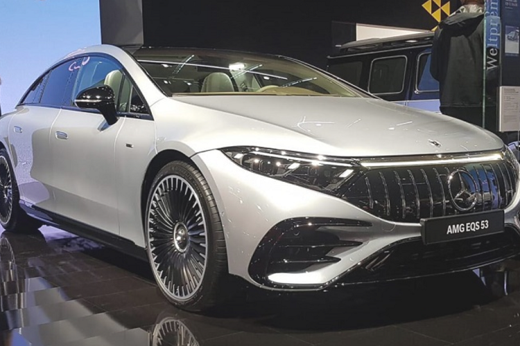 Về hệ truyền động, Mercedes-AMG EQS 53 2022 mới được trang bị mô-tơ điện kép lắp đặt ở trục trước và sau, đi kèm hệ dẫn động 4 bánh toàn thời gian cho ra công suất tối đa 649 mã lực và momen xoắn cực đại 950 Nm. Sức mạnh này cho phép Mercedes-AMG EQS 53 có khả năng tăng tốc từ 0 - 100 km/h trong 3,8 giây, đạt vận tốc tối đa là 220 km/h