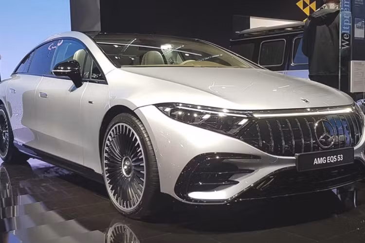 Về hệ truyền động, Mercedes-AMG EQS 53 2022 mới được trang bị mô-tơ điện kép lắp đặt ở trục trước và sau, đi kèm hệ dẫn động 4 bánh toàn thời gian cho ra công suất tối đa 649 mã lực và momen xoắn cực đại 950 Nm. Sức mạnh này cho phép Mercedes-AMG EQS 53 có khả năng tăng tốc từ 0 - 100 km/h trong 3,8 giây, đạt vận tốc tối đa là 220 km/h
