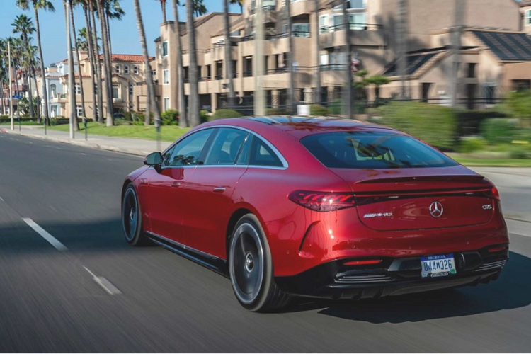 Các tính năng trang bị tiêu chuẩn trên Mercedes-AMG EQS 53 chạy điện bao gồm màn hình Hyperscreen 56 inch, màn hình hiển thị thực tế tăng cường, ghế bọc da Nappa, hệ thống âm thanh vòm Burmester, gói tính năng hỗ trợ đồ xe chủ động với camera 360 độ, chương trình âm thanh AMG và vô lăng AMG.