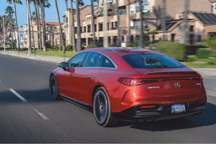 Các tính năng trang bị tiêu chuẩn trên Mercedes-AMG EQS 53 chạy điện bao gồm màn hình Hyperscreen 56 inch, màn hình hiển thị thực tế tăng cường, ghế bọc da Nappa, hệ thống âm thanh vòm Burmester, gói tính năng hỗ trợ đồ xe chủ động với camera 360 độ, chương trình âm thanh AMG và vô lăng AMG.